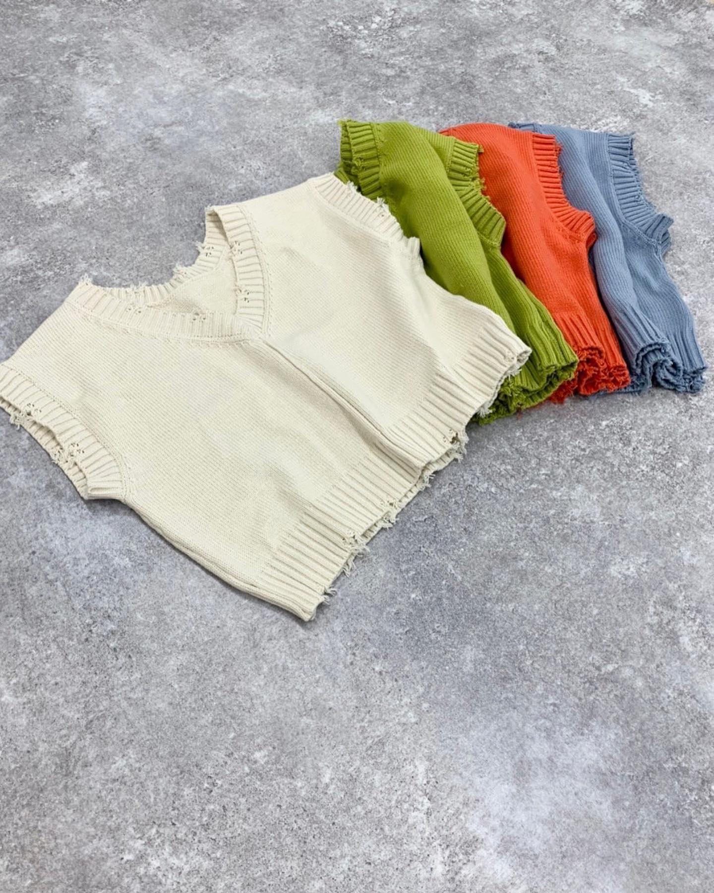 【New arrival】? RP239412S002ﾀﾞﾒｰｼﾞｼｮｰﾄﾆｯﾄﾍﾞｽﾄ▷¥2,750(税込)(店舗入荷中.ｵﾝﾗｲﾝ近日入荷)∥color∥white /  green / blue / red#retrogirl_ootd#レトロガール#レトロガールコーデ#トレンドファッション#プチプラコーデ #春カラー　#春コーデ　#ダメージベスト　#ベスト　#ニットベスト　#ベストコーデ