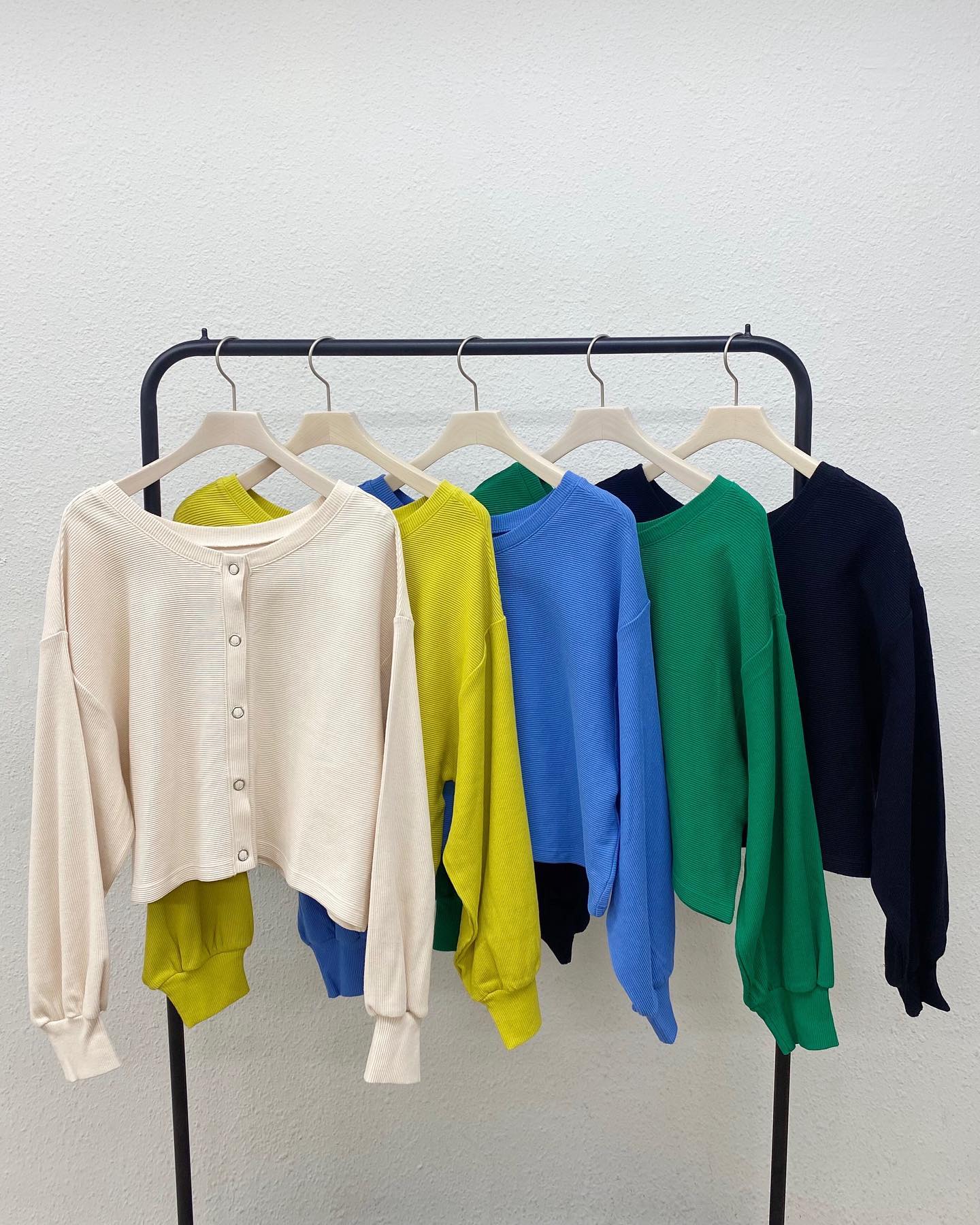 【new arrival】? RP239411S001ﾄﾞｯﾄ釦ﾃﾚｺｶｰﾃﾞ▷¥2,090(税込)(店舗今週入荷.ｵﾝﾗｲﾝ近日入荷)∥color∥white / yellow / green / blue / black#retrogirl_ootd #レトロガール #レトロガールコーデ #プチプラアイテム #プチプラファッション #プチプラコーデ #春アイテム #春コーデ #トレンドアイテム #トレンドファッション #カラーコーデ #カラーアイテム #カラーファッション#カーディガン　#カーディガンコーデ #テレコカーデ
