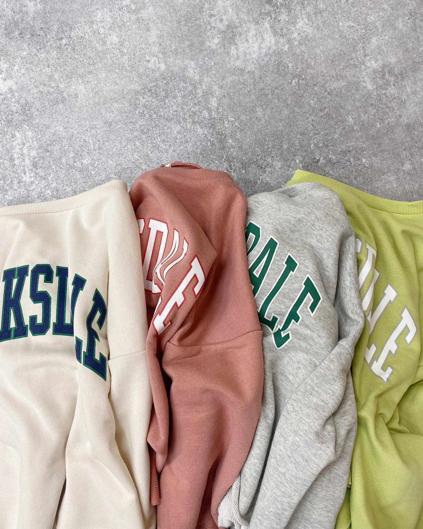 【new arrival】? RM257111T002ｶｯﾄｵﾌﾛｺﾞｼｮｰﾄﾄﾚｰﾅｰ▷¥2,090(税込)(店舗今週入荷.ｵﾝﾗｲﾝ近日入荷)∥color∥white / orange / gray / green#retrogirl_ootd #レトロガール #レトロガールコーデ #プチプラアイテム #プチプラファッション #プチプラコーデ #春アイテム #春コーデ #トレンドアイテム #トレンドファッション #カラーコーデ #カラーアイテム #カラーファッション#ロゴショートトレーナー #ロゴトレーナー　#トレーナー　#ショートトレーナー