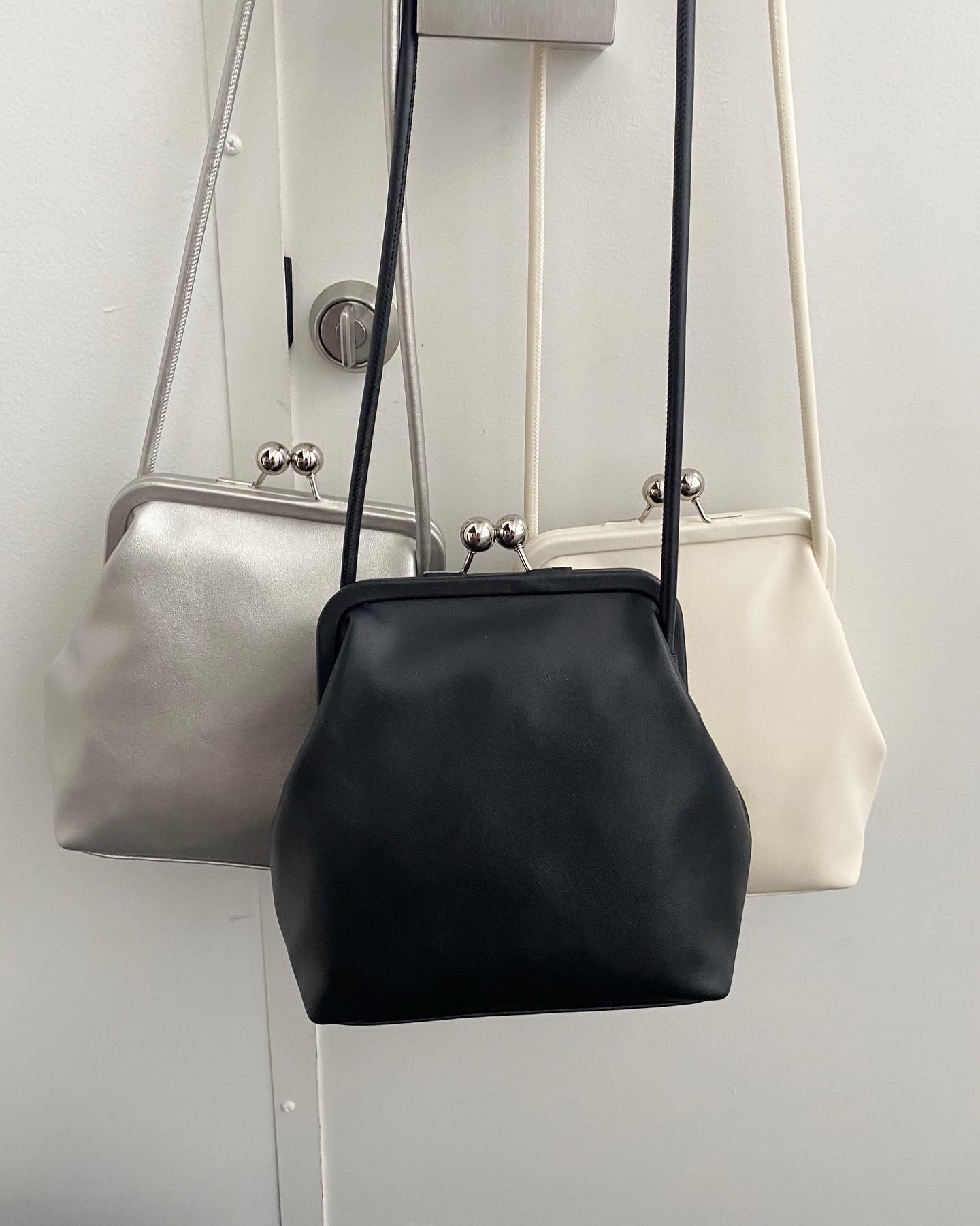 【new arrival】? RA256443T004ｸﾙﾐｶﾞﾏｸﾞﾁｼｮﾙﾀﾞｰ▷¥2,970(税込)(店舗今週入荷.ｵﾝﾗｲﾝ近日入荷)∥color∥white / silver / black#retrogirl_ootd #レトロガール #レトロガールコーデ #プチプラアイテム #プチプラファッション #プチプラコーデ #春アイテム #春コーデ #トレンドアイテム #トレンドファッション #カラーコーデ #カラーアイテム #カラーファッション#がまぐち #がまぐちバッグ #バッグ #鞄