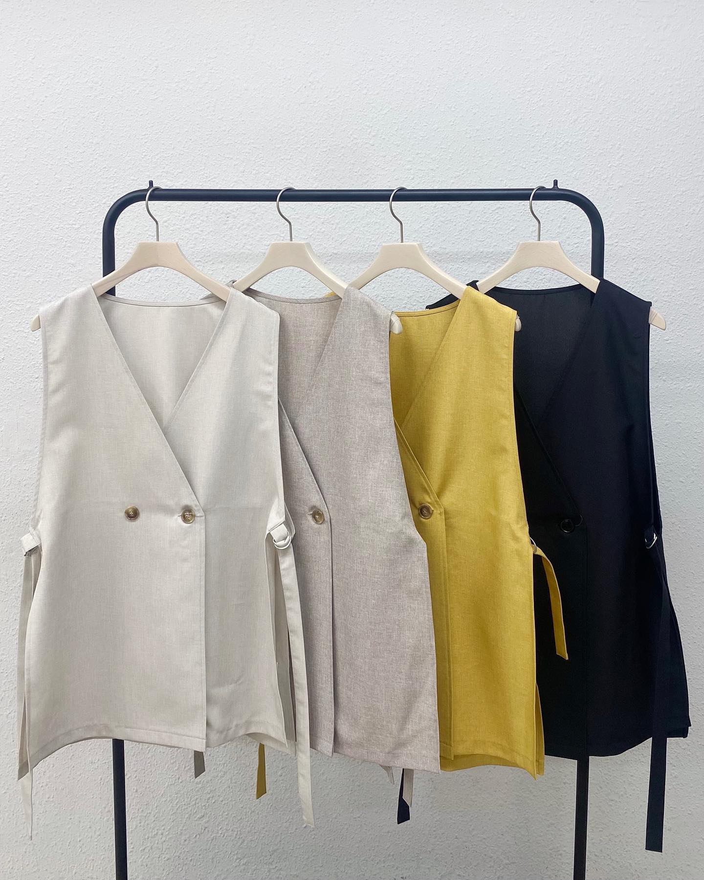 【new arrival】⁡? RM256221S001ﾉｰｶﾗｰｻｲﾄﾞDｶﾝﾍﾞｽﾄ▷¥3,190(税込)(店舗入荷中.ｵﾝﾗｲﾝ近日入荷)⁡white / brown / yellow / black #retrogirl_ootd #レトロガール #レトロガールコーデ #プチプラアイテム #プチプラファッション #プチプラコーデ #春アイテム #春コーデ #トレンドアイテム #トレンドファッション #カラーコーデ #カラーアイテム #カラーファッション #ベスト　#ベストコーデ　#サイドdカンベスト #サイドDカン