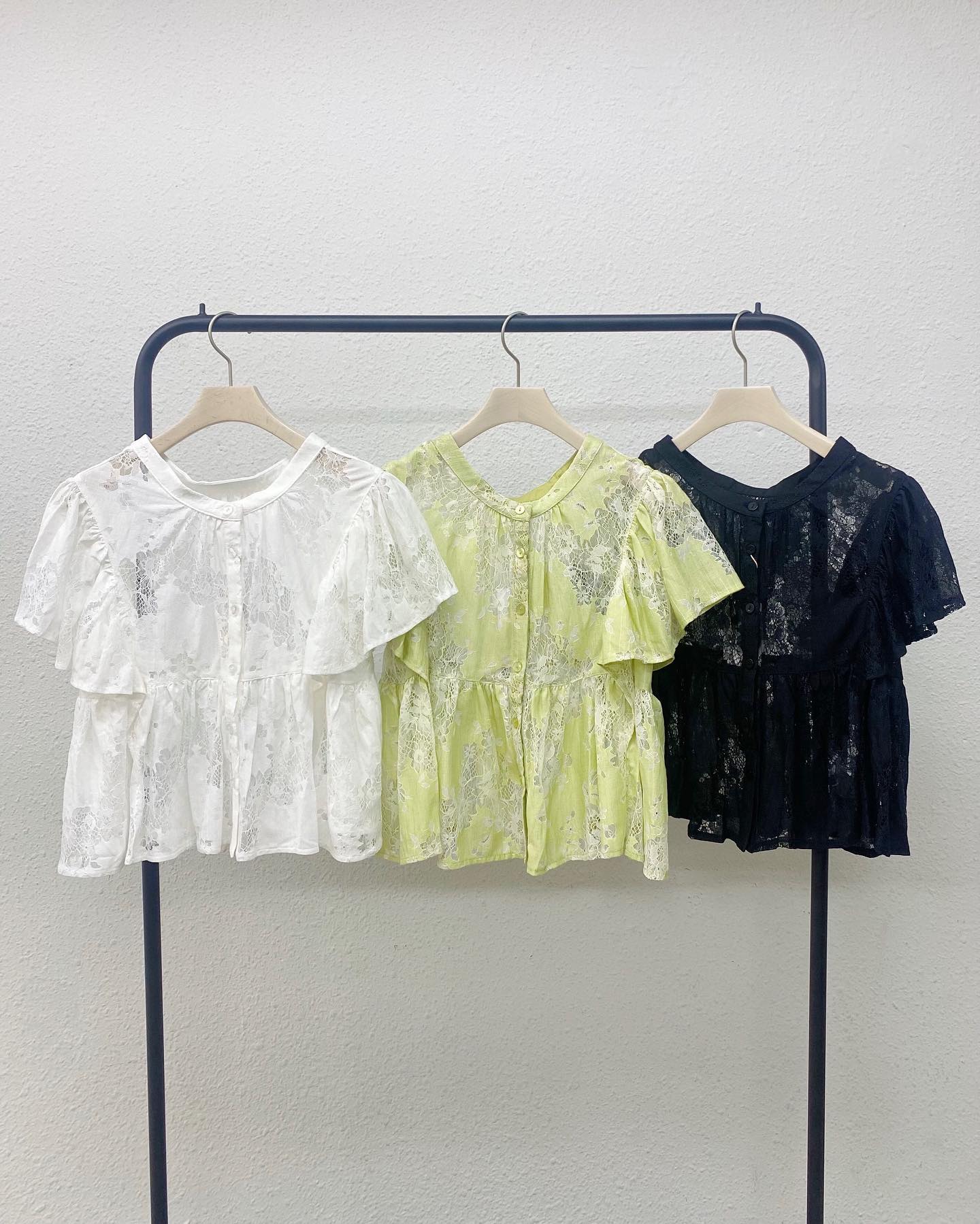 【new arrival】⁡? RS256923B002ﾌﾘﾙﾚｰｽ前開きﾌﾞﾗｳｽ▷¥3,190(税込)(店舗入荷中.ｵﾝﾗｲﾝ近日入荷)⁡white / green / black#retrogirl_ootd #レトロガール #レトロガールコーデ #プチプラアイテム #プチプラファッション #プチプラコーデ #夏アイテム #夏コーデ #トレンドアイテム #ブラウス　#フリルブラウス　#レースブラウス　#ブラウスコーデ