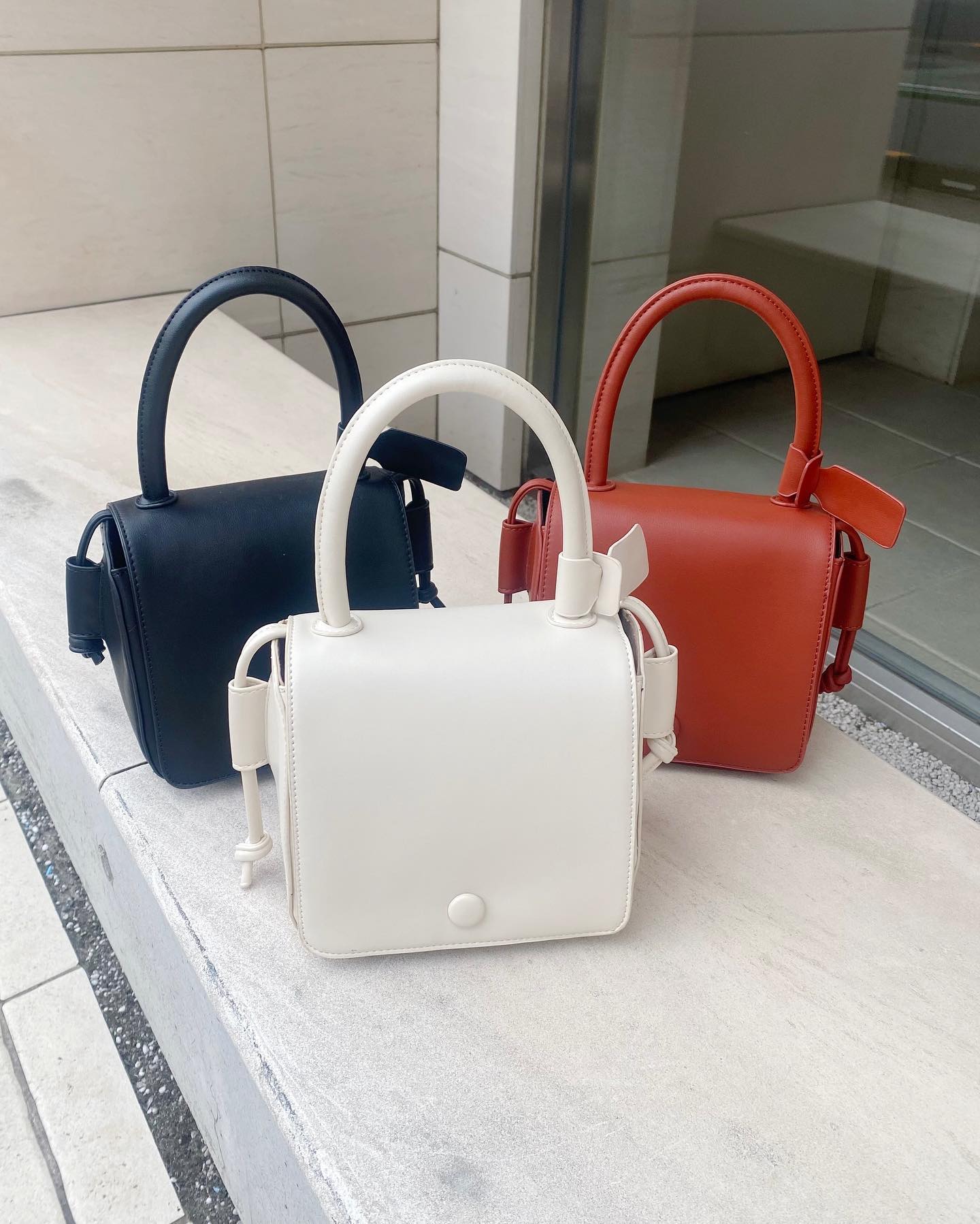 【new arrival】⁡? RA242543T003ｽｸｴｱｼｮﾙﾀﾞｰﾊﾞｯｸ▷¥3,190(税込)(店舗来週入荷.ｵﾝﾗｲﾝ近日入荷)white / red / black#retrogirl_ootd #レトロガール #レトロガールコーデ #プチプラアイテム #プチプラファッション #プチプラコーデ #夏アイテム #夏コーデ #トレンドアイテム #バック　#鞄　#ショルダーバック　#スクエアバッグ