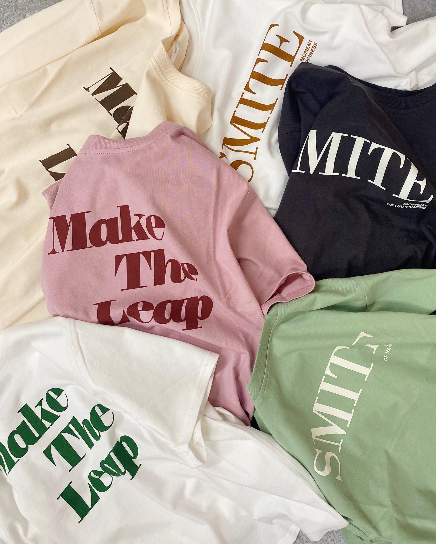【new arrival】⁡? RE241511B003ﾛｺﾞﾚｷﾞｭﾗｰｶﾗｰTee▷¥2,090(税込)(店舗入荷中.ｵﾝﾗｲﾝ近日入荷)white / ofwhite / écru / pinkgreen / charcoal#retrogirl_ootd #レトロガール #レトロガールコーデ #プチプラアイテム #プチプラファッション #プチプラコーデ #夏アイテム #夏コーデ #秋アイテム　#秋カラー　#トレンドアイテム #ロゴTee #tee #カラーtee