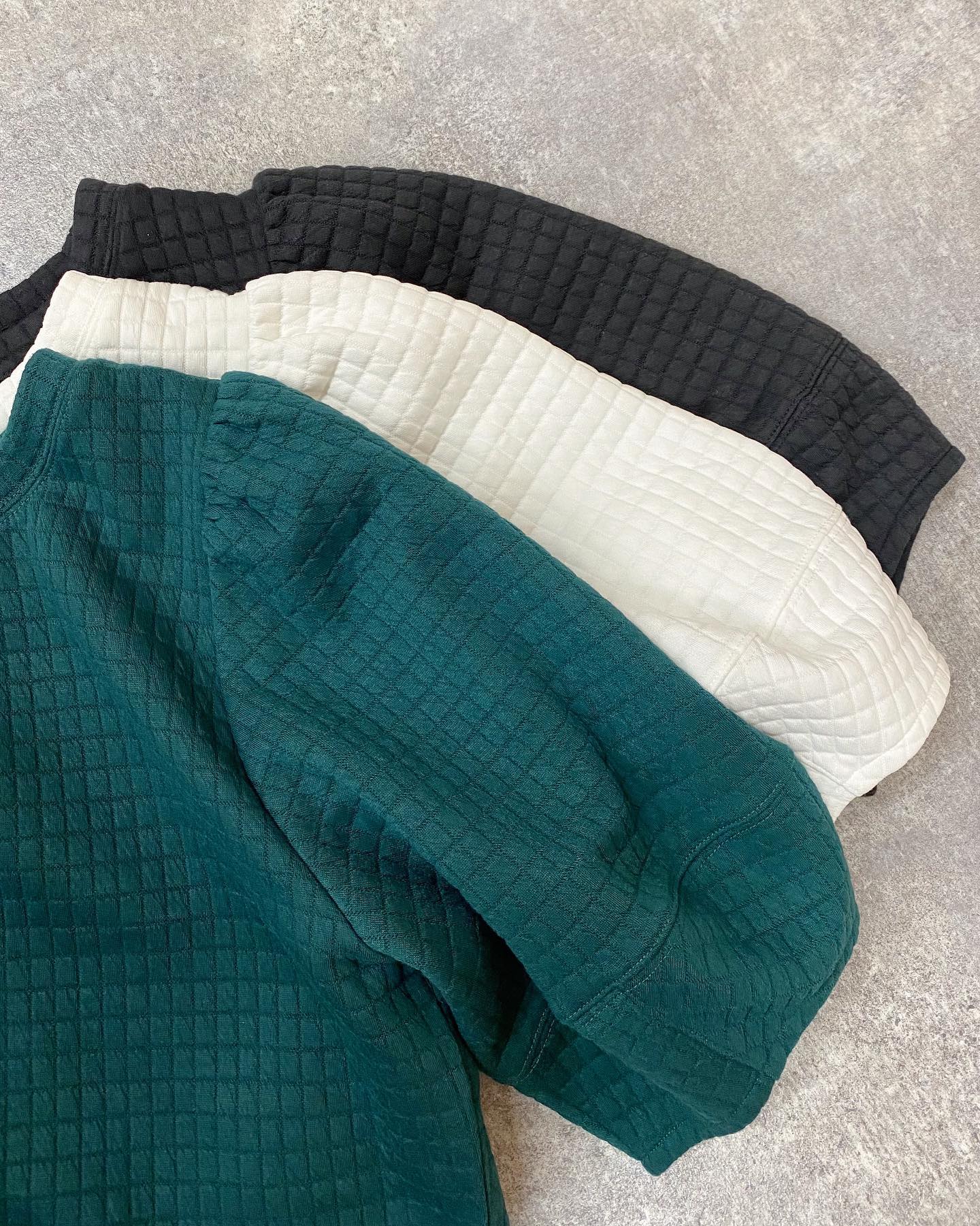 【new arrival】⁡? RE241511B002ｷﾙﾃｨﾝｸﾞ袖ﾊﾟﾌTee▷¥2,750(税込)(店舗今週入荷.ｵﾝﾗｲﾝ近日入荷)white / green / black#retrogirl_ootd #レトロガール #レトロガールコーデ #プチプラアイテム #プチプラファッション #プチプラコーデ #夏アイテム #夏コーデ #秋アイテム　#秋カラー　#トレンドファッション　#キルティング　#袖パフ　#パフtee