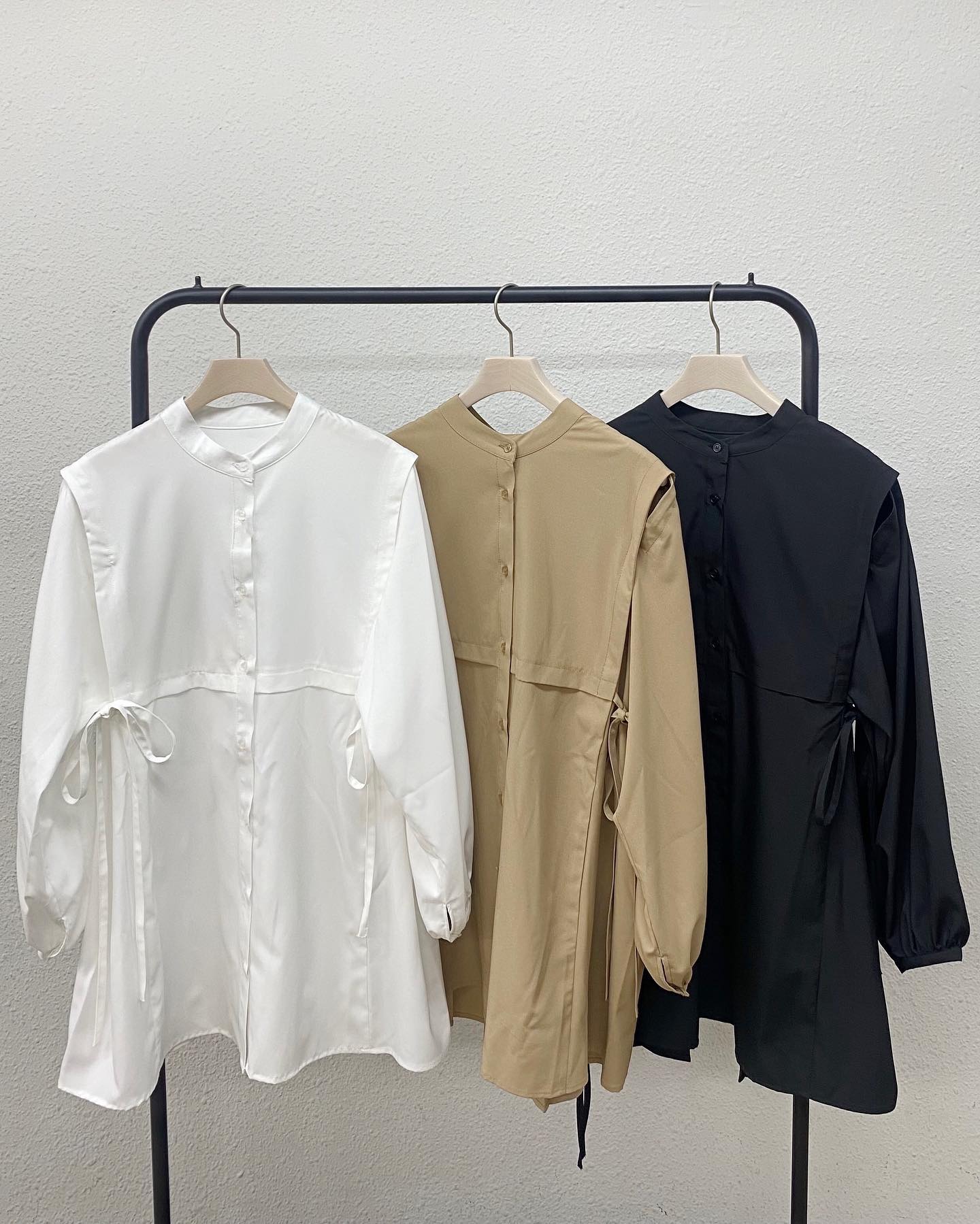 【new arrival】⁡?RF256223T002ﾊﾞｯｸﾌﾟﾘｰﾂ肩開きﾌﾞﾗｳｽ▷¥3,190(税込)⁡(店舗来週入荷.ｵﾝﾗｲﾝ近日入荷)⁡white / brown / black⁡#retrogirl_ootd #レトロガール #レトロガールコーデ #プチプラアイテム #プチプラファッション #プチプラコーデ  #秋アイテム　#秋カラー　#ブラウスコーデ #チュニック　#チュニックブラウス#肩開きブラウス