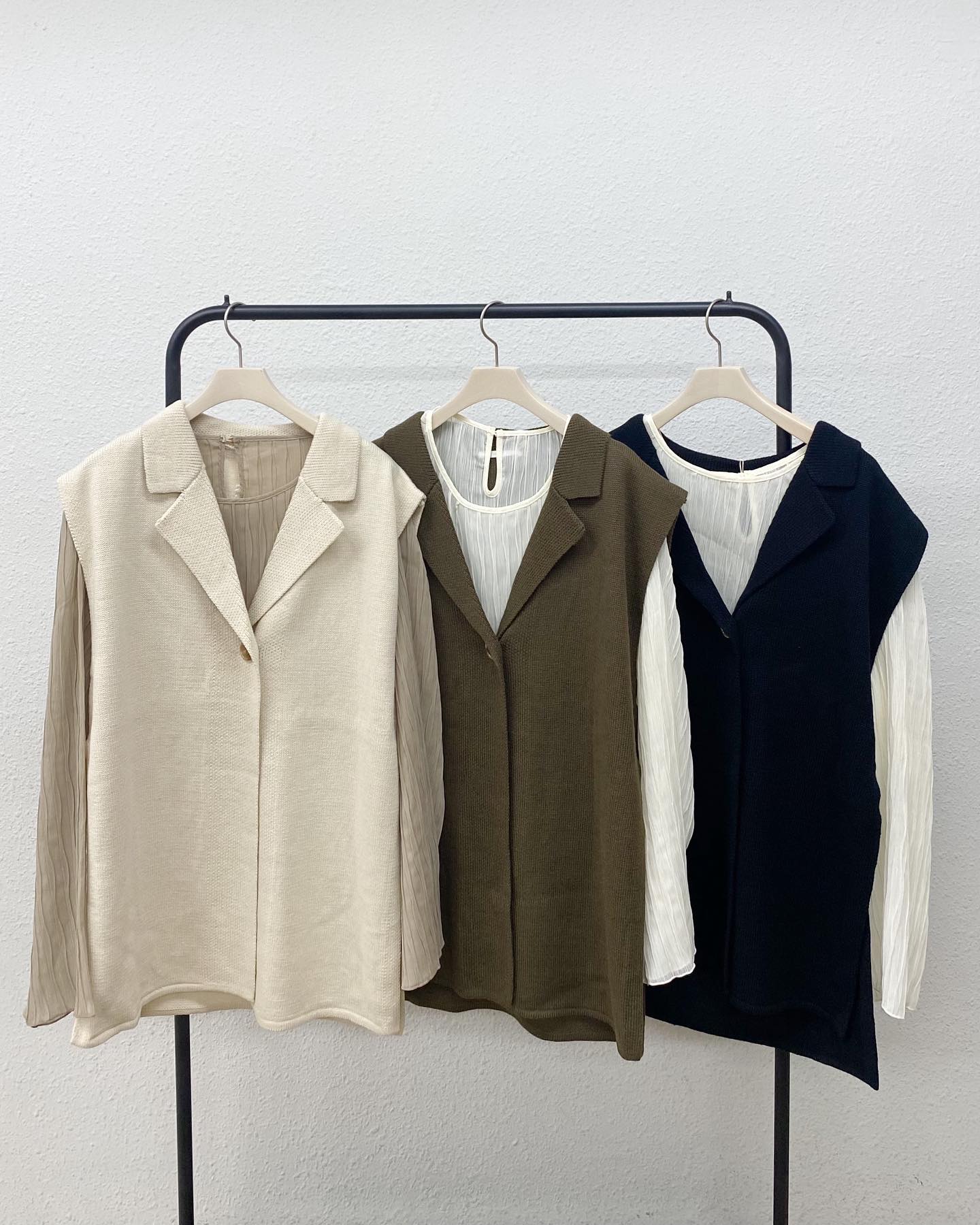 【new arrival】?RF239412T002ﾆｯﾄﾃｰﾗｰﾄﾞﾍﾞｽﾄSET▷¥4,290(税込)(店舗今週入荷.ｵﾝﾗｲﾝ近日入荷)écru / brown / black#retrogirl_ootd #レトロガール #レトロガールコーデ #プチプラアイテム #プチプラファッション #プチプラコーデ  #秋アイテム　#秋カラー　#ベスト　#ベストコーデ　#テーラードベスト#ニットベスト　#ニット