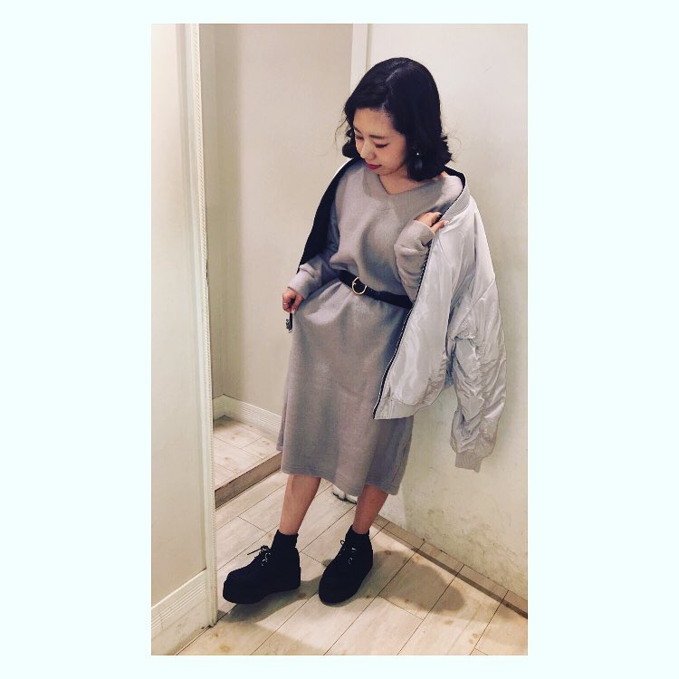 .️recommend Style️..素材感の出る起毛ワンピと.リバーシブルで着れるMA-1を合わせて.同色系コーデ?️..冬の冷たい空気にピッタリなスタイリング..起毛ワンピ.¥1,990+tax.中綿リバーMA-1.¥2,990+tax..total ¥4,980+tax..是非店頭で合わせてみてください♂..#retrogirl#プチプラ#fashion#winterfashion