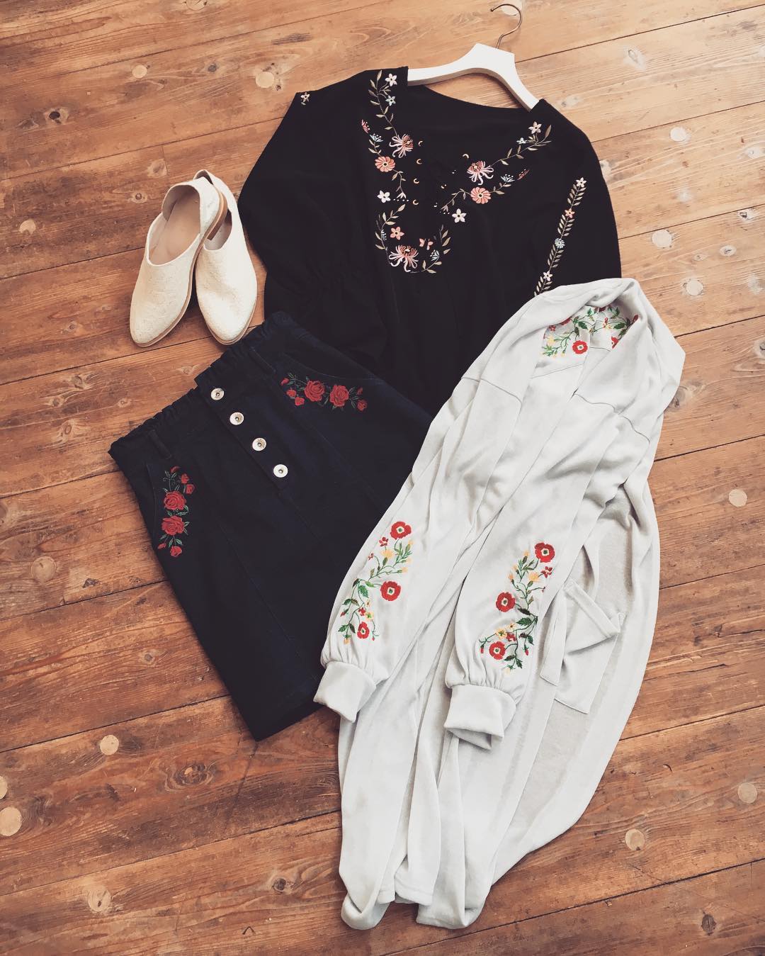.⌘ season trend ⌘..凝った刺繍アイテムもRETRO GIRLでは.プチプライスでご用意..まだまだ寒い日が続きますが.春はそこまで来ています️..︎フロントレースアップ刺繍ブラウス.¥1,990+tax（販売中）.︎刺繍タイトスカート.¥1,990+tax（3月上入荷予定）.︎ポイント刺繍カーデ.¥1,990+tax（3月中入荷予定）..この春はトレンドの刺繍アイテムを身につけて.おでかけしましょう️️..※一部取り扱いの無い店舗もございます。.恐れ入りますが詳しくは店舗まで直接お問い合わせ下さいませ。..#retrogirl#プチプラ#fashion#2017ss#刺繍#embroideryitem