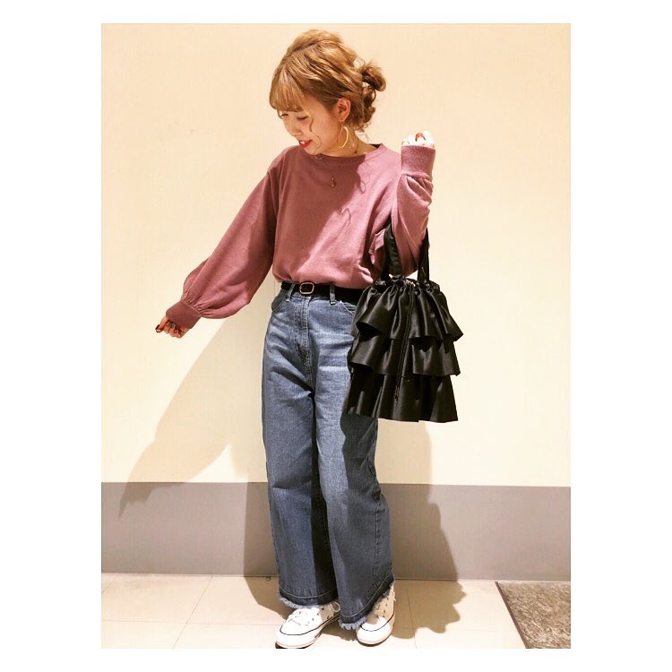 ..⁂∬staff styling∬⁂..パッと目を引くニットは.袖のボリュームシルエットがポイント️️❣️..肌触りも良く着回し力抜群です◎◎..袖ボリュームニット.¥1,290+tax..#retrogirl#プチプラ#fashion#トレンドファッション