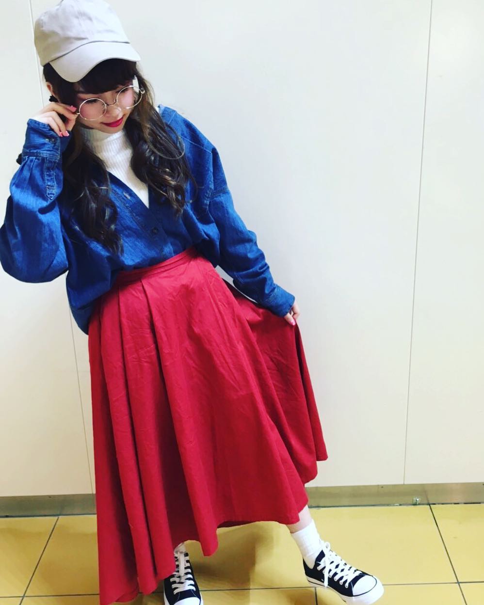 ‪【STAFF STYLING】..春定番のデニムシャツ︎メンズライクなサイズ感に差し色は赤で今年らしく.フリンジBIGデニムシャツ¥1,990+税..‪綿ツイルラウンドマキシSK‬‪¥2,990+税‬...アリオ亀有店..#retrogirl#denim#cap#red#ootd#デニム#スニーカー#fashion#メガネ