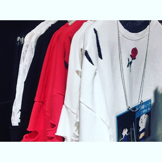 ▼RETRO BOY▼.rose print トレーナー¥3,990+tax.▷取扱店舗▷新宿ルミネEST店▷ルミネ大宮店.#retroboy#retrogirl#rose#street#casual#koreanfashion#trend#fashion#instafashion#ootd#カジュアル#メンズライク#トレーナー