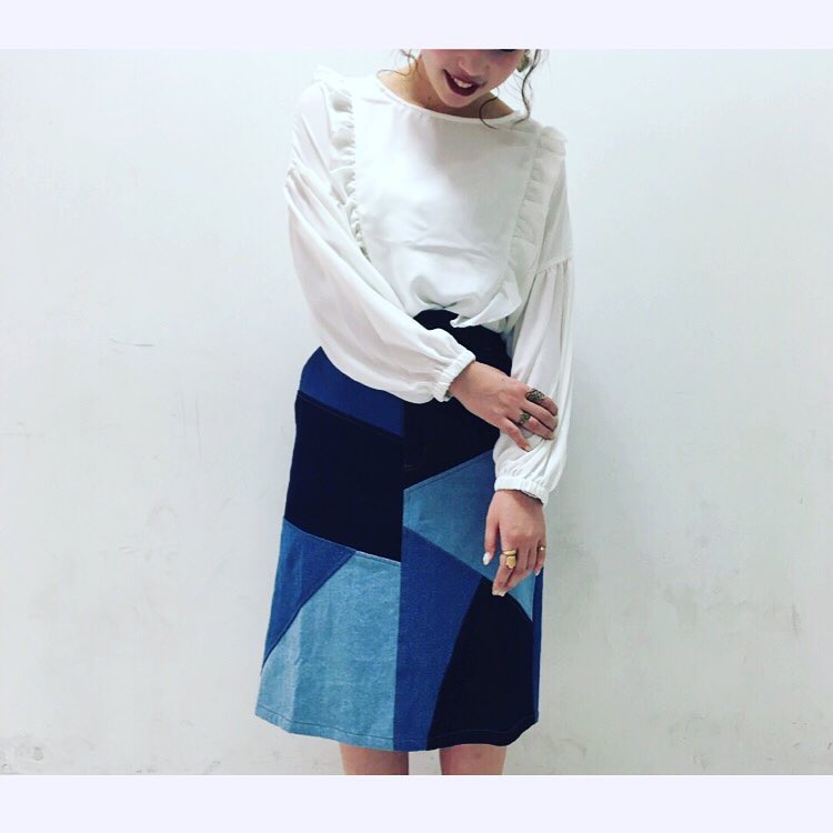 .【STAFF STYLING】..今年のデニムはパッチワークなどデザイン性がマスト！フリルのブラウスで甘めにはずして･:*+..近鉄パッセ店.#retrogirl#2017SS#トレンド#ootd#cordinate#プチプラ#デニム#denim#フリル#ガーリー#カジュアル