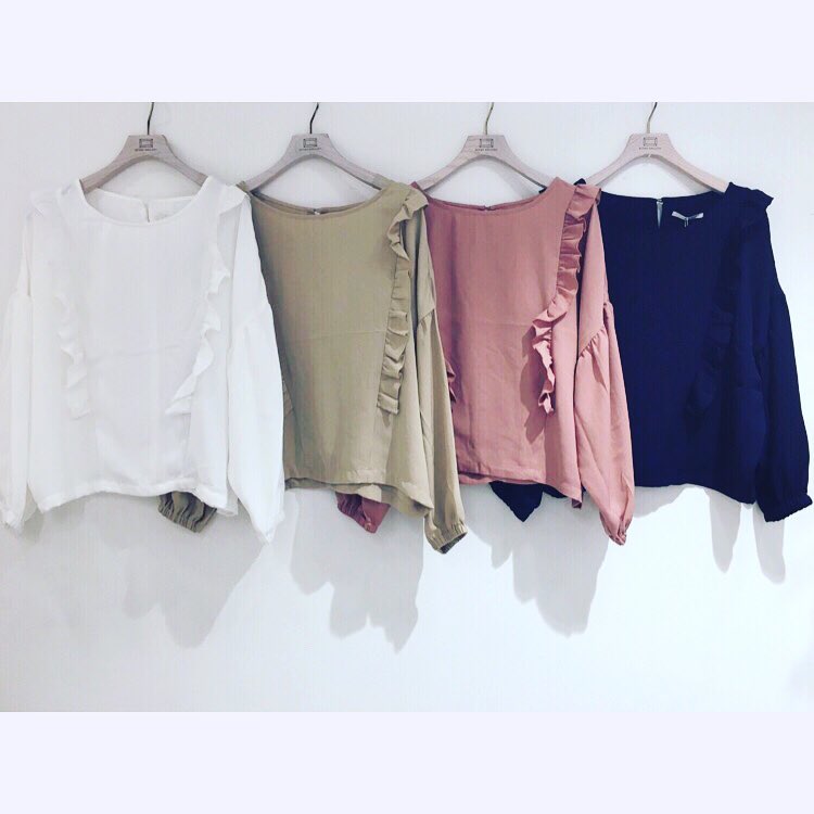【pick up item】..ボリュームスリーブが今年らしいデザイン･:*+...▷blouse.肩フリルブラウス¥1,590+税..#retrogirl #プチプラ #blouse#フリル
