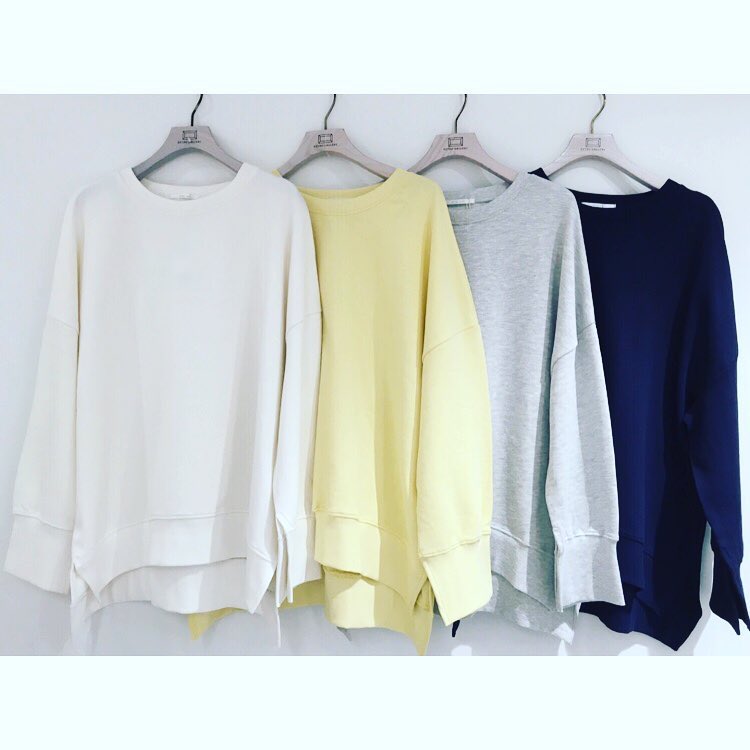 .【pick up item】..袖口にスリットが入ったボリュームのあるトレーナー☆.ユルめのシルエットが今の気分･:*+..袖スリットP/O.¥1,590+税..#retrogirl #プチプラ #裏毛