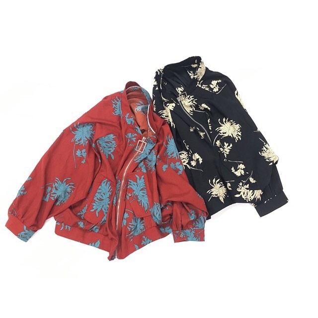 .▼RETRO BOY▼..blouson¥3,990+tax.black/red/...2color.4/6(thu)〜順次店着予定.▷取扱い店舗▷新宿ルミネエスト店▷レトロガールカシータ札幌エスタ店▷ECサイト※只今準備中です。.#retroboy#retrogirl#ブルゾン#アウター#ボタニカル#トレンド#カジュアル