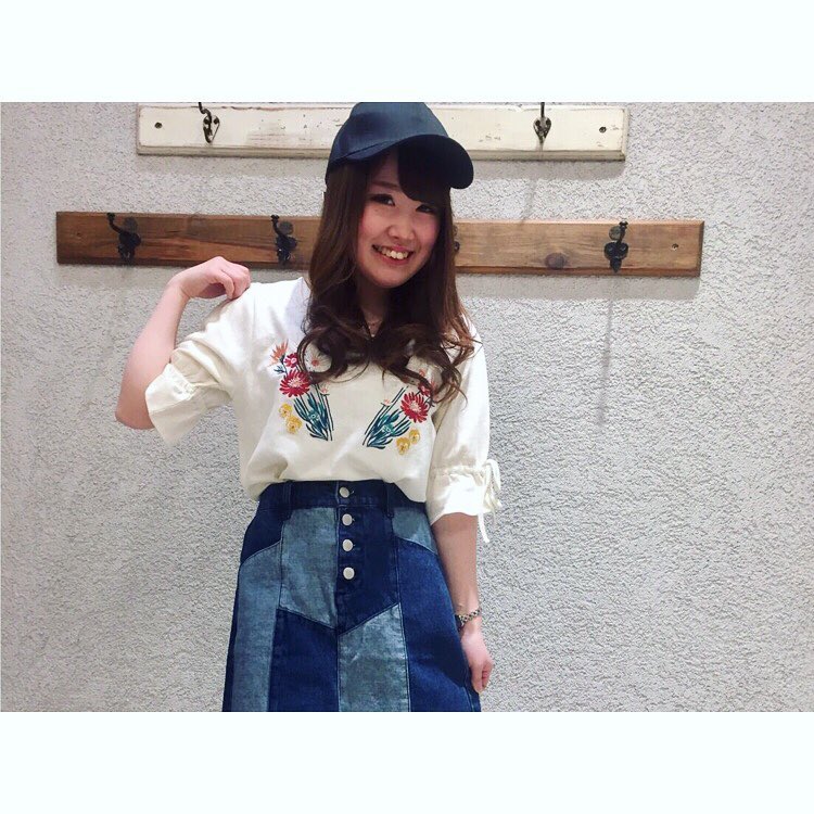 STAFF STYLING】.リメイク風のデニムスカートと合わせる STAFF STYLING】.リメイク風のデニムスカートと合わせる