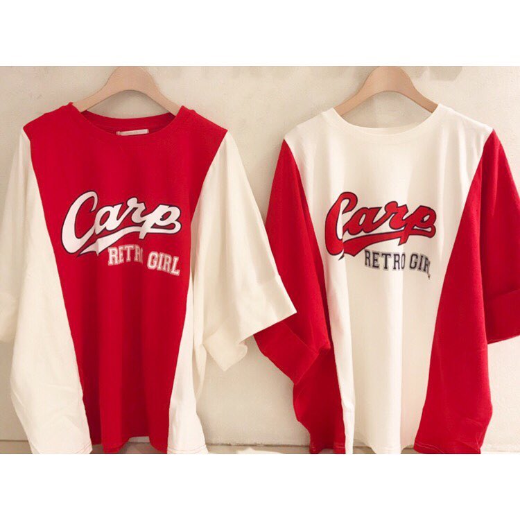 【limited item】.《広島PARCO店限定》..毎年大人気の広島カープ × レトロガールのコラボＴシャツを今年も発売致します*･゜ﾟ･..4月21日店頭販売..明日、4／19より、店頭にてご予約も承っております☆..遠方の方は、カエルパルコにて販売も行っております☆*:.｡. .カラーはオフ、レッドの2色展開.リメイク風の切り替えがポイント˚✧₊⁎..¥2,590+tax..#retrogirl #広島カープ #カープ女子 #広島パルコ #カエルパルコ