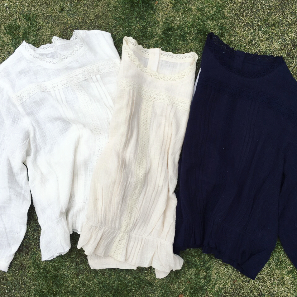 【pick up item】..ショート丈が今年らしい新作ブラウス☆首元のレースが可愛さUP･:*+..オフ、キナリ、ネイビーの3色展開..チビH/NレースBL.￥1,990＋税..#retrogirl #ブラウス #レース #プチプラ