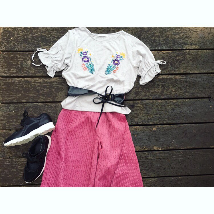 【pick up item】..キャンディスリーブが可愛い刺繍トップスに、ビビットカラーのピンクのプリーツパンツを合わせたカジュアルコーデ˚✧₊..袖刺繍フレアP/O.¥1,990+税..プリーツパンツ(今週入荷予定)¥1,990+税....#retrogirl #刺繍トップス #プリーツパンツ #プチプラコーデ