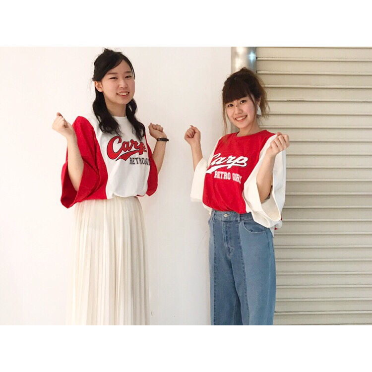 【limited item】.《広島パルコ店限定》..毎年大人気の広島カープ × レトロガールのコラボＴシャツ˚✧₊⁎..今年は、ワイドなシルエットでカップルでも着用して頂けます*･゜..ゴールデンウィークはコレを着て、広島カープを応援しよう☆*:.｡. ..カラーはオフ、レッドの2色展開..¥2,590+tax..#retrogirl #広島カープ #カープ女子 #広島パルコ #カエルパルコ
