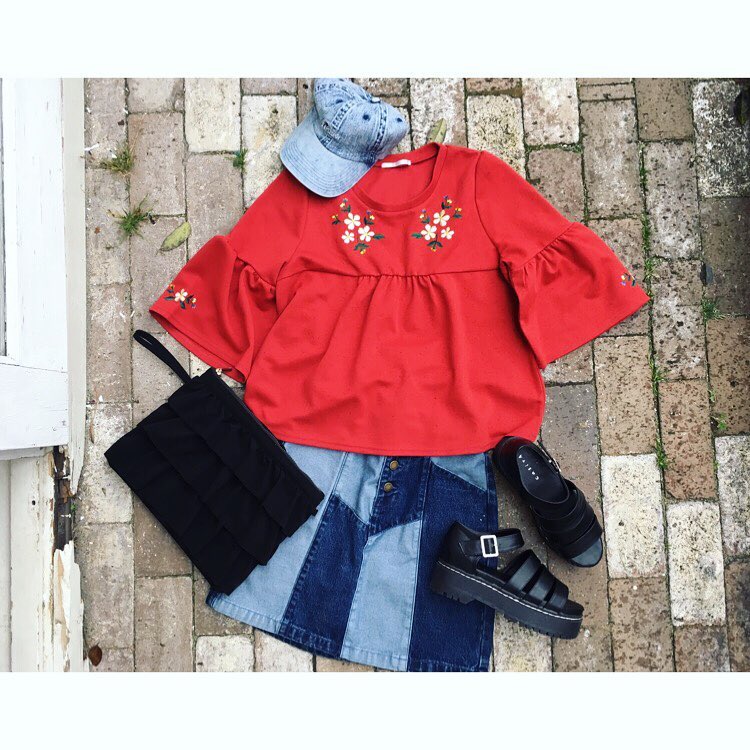 【recommended styling】..人気の花刺繍のトップスに、リメイク風スカートを合わせたカジュアルスタイル･:*+.小物は黒で合わせて大人っぽく˚✧₊..#retrogirl #花柄刺繍 #デニムスカート#プチプラコーデ