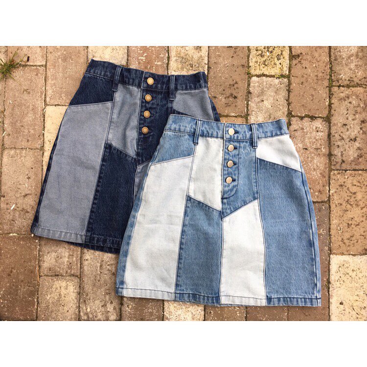 【pick up item】..今年トレンドのリメイク風台形スカート˚✧₊.暖かくなってきたシーズンにぴったりの一枚です･:*+..ブラウスとの相性も◎..カラー展開.L.ブルー、D.ブルー..¥1,990+税..#retrogirl #デニムスカート#プチプラ