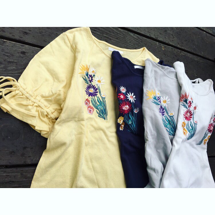 【pick up item】.これからのシーズンにぴったりな袖にデザイン性のあるトップス･:*+..カラー展開は、オフ、グレー、ネイビー、イエロー写真の他にレッドの5色展開˚✧..袖刺繍フレアP/O.¥1,990+税..#retrogirl #刺繍トップス #プチプラ