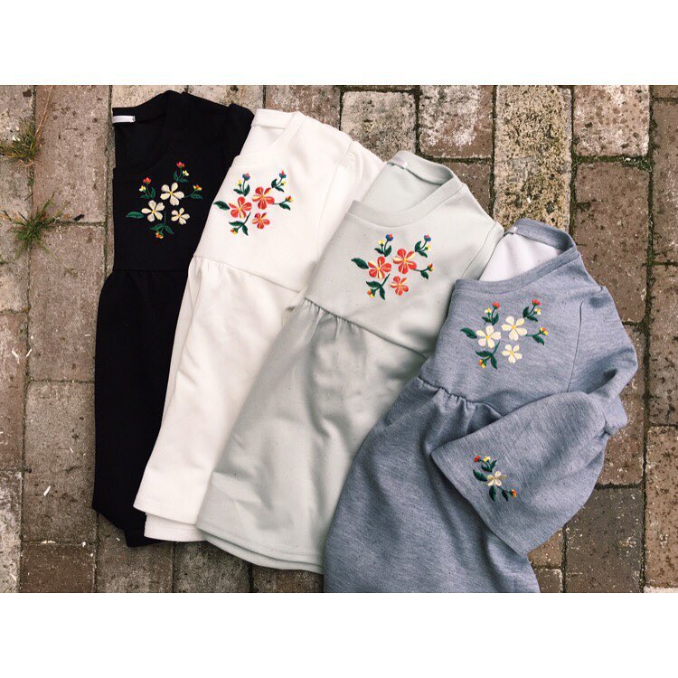 【pick up item】..この春の大ヒットアイテム花柄刺繍トップスの新作･:*+.袖がフレアなので暖かくなってきたこれからの季節にピッタリ˚✧₊⁎.袖口の小さい刺繍もポイント˚✧..カラーは、オフ、グレー、クロ、グリーン、アカの5色展開..刺繍ポンチCT.¥1,990+税..#retrogirl #刺繍 #花柄 #プチプラ