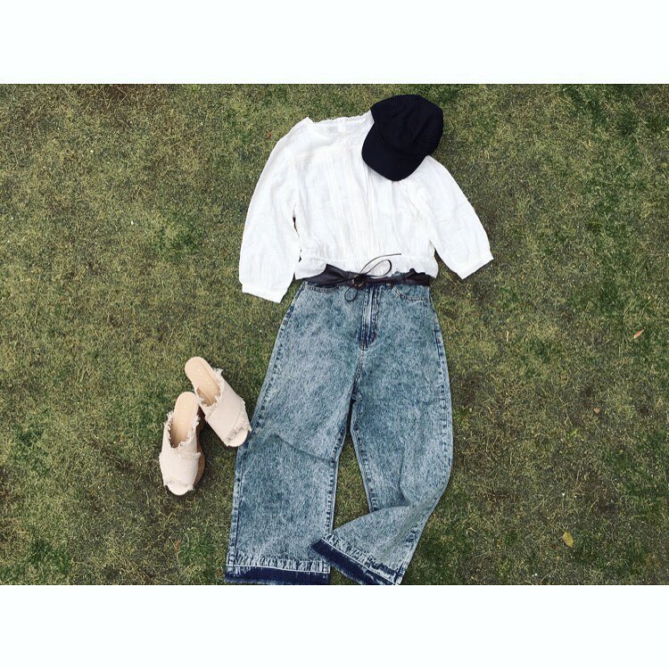 【recommended styling】..レースを施したガーリーなブラウスとデニムパンツを合わせた、甘辛MIXスタイリング☆*:.｡. .ワイドパンツと合わせるのが今の気分˚✧₊⁎..チビH/NレースBL.￥1,990＋税..アンクルデニムワイドPT￥1,990＋税..#retrogirl #ブラウス #デニムパンツ #プチプラコーデ #プチプラ