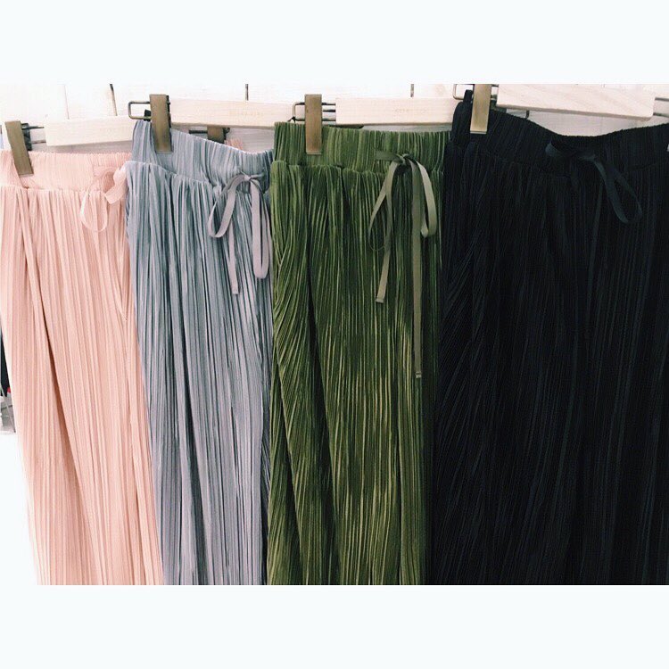 【pick up item】..シンプルになりがちなこれからのスタイリングに差を出してくれるプリーツ加工が入ったワイドパンツ˚✧₊.履き心地の良い素材も◎..イージープリーツワイドパンツ.￥2,990＋税..#retrogirl #ワイドパンツ #プリーツパンツ #プチプラ
