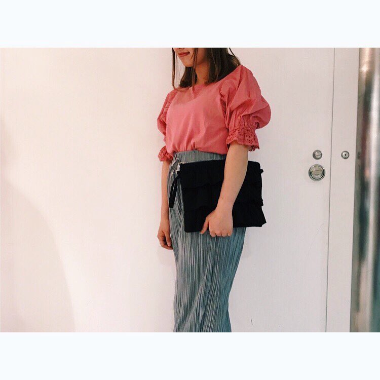 【staffstyling】.大人気のボリューム袖のトップに、光沢のあるプリーツパンツを合わせたシンプルだけどトレンド満載なスタイリング˚✧₊⁎..袖スカラップ半袖TEE.￥1,290＋税..イージープリーツワイドパンツ.￥2,990＋税..フリルクラッチBAG.￥990＋税..広島PARCO店..#retrogirl #ootd #プチプラ #プチプラコーデ #ワイドパンツ #ボリューム袖 #クラッチバッグ