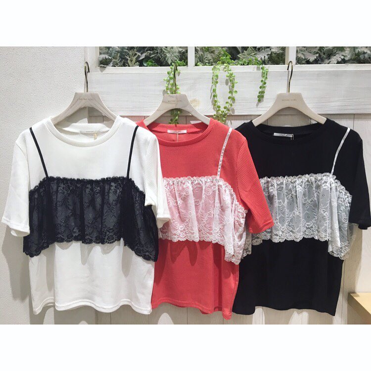 【pick up item】..‪人気のフェイクビスチェカット˚✧₊⁎.ビスチェ風のレースが付いているので、１枚でお洒落に可愛く着て頂けます☆*:.｡. ..‪フェイクビスチェCT‬.‪￥1,590＋税‬..color.オフ、レッド、ブラック、グレー..#retrogirl #ビスチェ#レース#プチプラ