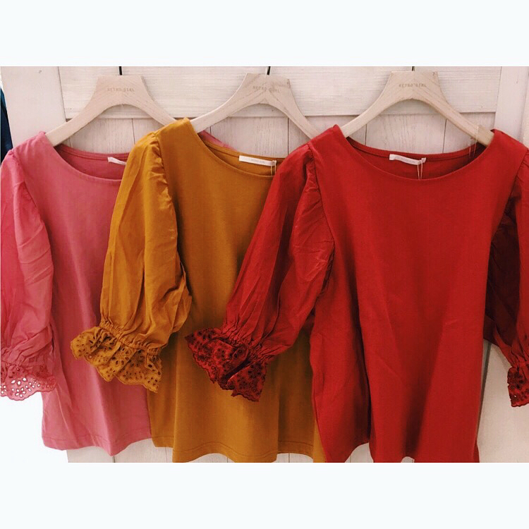 【pick up item】..春に大人気だったスカラップ袖トップスのNEWバージョンが入荷しております˚✧₊⁎.袖が短くなって、これからの季節にピッタリ*･゜ﾟ･*..袖スカラップ半袖TEE.￥1,290＋税..#retrogirl #ボリューム袖 #スカラップ #プチプラ