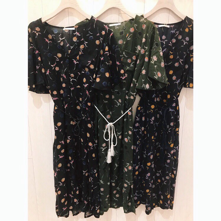 【pick up item】..2wayで着られ花柄ガウンワンピース☆*:.｡. .花柄ガウンOP.¥1,990+税..color.ホワイト、グリーン、ネイビー、クロ..#retrogirl #花柄ガウン #プチプラ