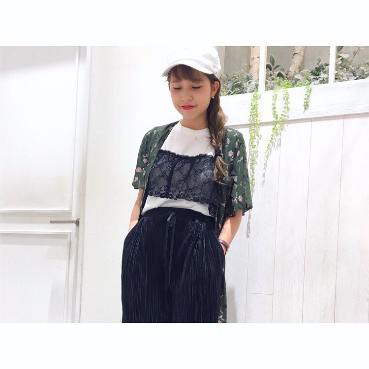 .‪【staff styling】‬..‪フリルのついたトップスとガウンを合わせたトレンドスタイル˚✧₊⁎..ワイドパンツとキャップでカジュアルダウンさせるのが今の気分☆*:.｡. .‪フェイクビスチェCT‬.‪￥1,590＋税‬..花柄ガウンOP.¥1,990+税..イージープリーツワイドPT.¥2,990+税..アリオ八尾店..#retrogirl #プチプラコーデ #ootd #花柄ガウン #ワイドパンツ #プチプラ