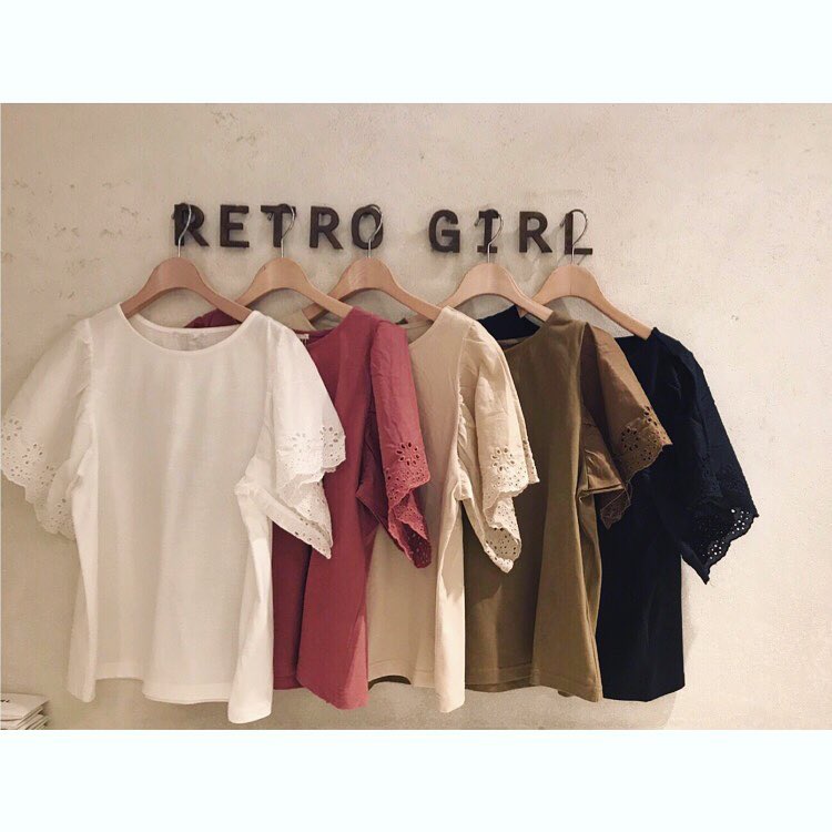 【pick up item】..人気のスカラップ刺繍シリーズのフレアスリーブが新入荷˚✧₊⁎..ボリュームのあるフレアスリーブで華奢で可愛らしく見せてくれます*･゜ﾟ･*:.｡..｡.:..color.オフ、ピンク、ブラウン、カーキ、クロ..¥1,290+税..#retrogirl #プチプラ #スカラップ刺繍