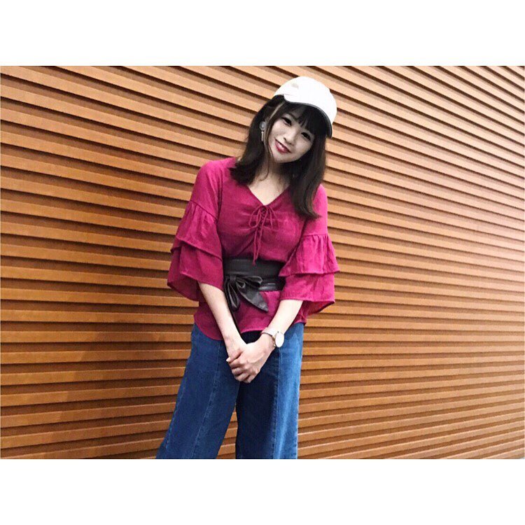 【staff styling】..今季注目の胸レースアップでトレンド感アップ♪.デニムと合わせれば可愛いブラウスでもカジュアルガーリーに着こなせちゃいます˚✧₊⁎...袖ティアードブラウス .¥1,590+税..アソートデニムPT.¥1,990+税..イオンモール浦和美園店..#retrogirl #プチプラコーデ #フリルブラウス #デニムワイドパンツ