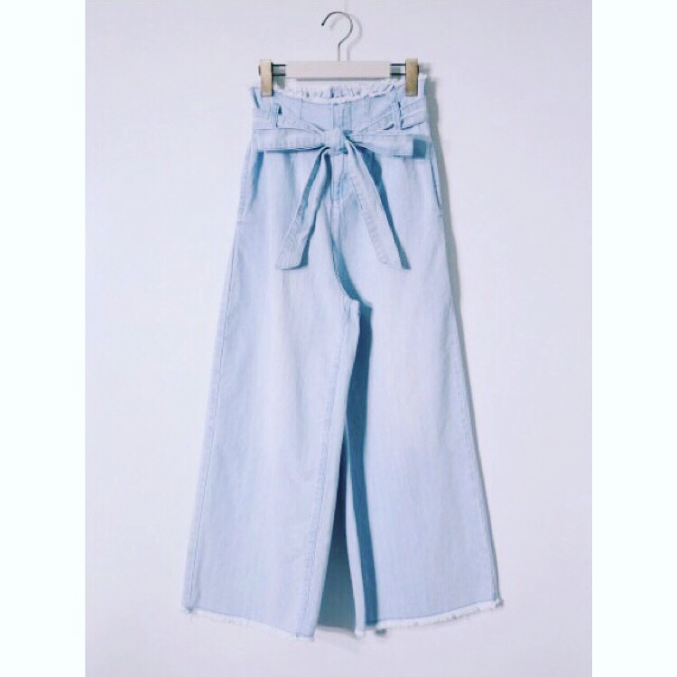 【pick up item】..入荷後、大人気のデニムワイドパンツ*･゜ﾟ･*:.｡..｡.ウエストマークになるリボンが特徴的で1枚は持っていたいアイテム˚✧₊⁎..リボンデニムワイドパンツ.¥1,990+税..カラー展開.L.ブルー、D.ブルー、ブリーチ..#retrogirl #デニムワイドパンツ #プチプラ
