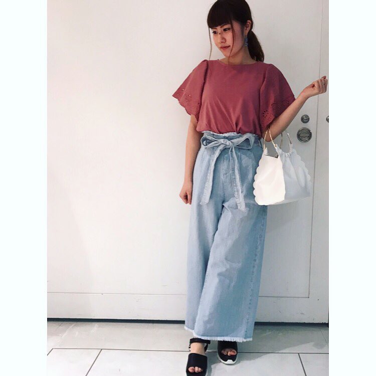 .【STAFF STYLING 】..シンプルなスタイリングには、ウエストマークのあるデニムワイドパンツがオススメ✧₊⁎..袖スカラップTEE.¥1,290＋税..リボンデニムワイドPT.¥1,990+税..スカラップ リング ミニトート.¥1,590+税..バイカラーハイテクスポサン.¥2,990+税. @casita_official ..広島パルコ店..#retrogirl #デニムパンツ #スカラップ刺繍 #プチプラ #プチプラ コーデ