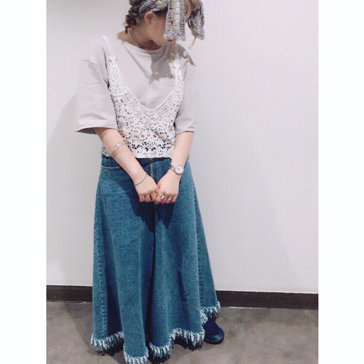 【limited item】..スカートにも見えるシルエットのワイドパンツはゆったりと履いていただけます˚✧₊⁎.裾のフリンジがアクセントになってコーディネートの主役になる事間違いなしです*･゜..ルミネエスト新宿店..▼限定アイテム▼.裾フリンジデニムワイドPT.￥3990＋tax..レースキャミビスチェset.￥1,990+tax..#retrogirl #retroboy #プチプラコーデ #デニムワイドパンツ