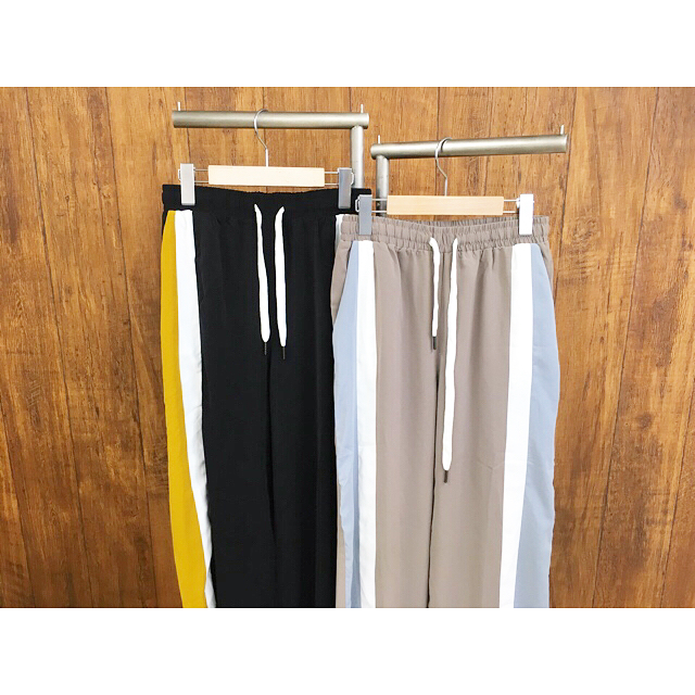 .【RETRO BOY】.line pants¥2,990+taxblack/beige 2color︎︎︎.---------------------▷限定店舗アイテム▷ルミネEST新宿店▷6/15〜店頭販売start---------------------.#retrogirl#retroboy#linepants#casual#outfit#cordinate#ラインパンツ#スポーツmix#カジュアル#fashion