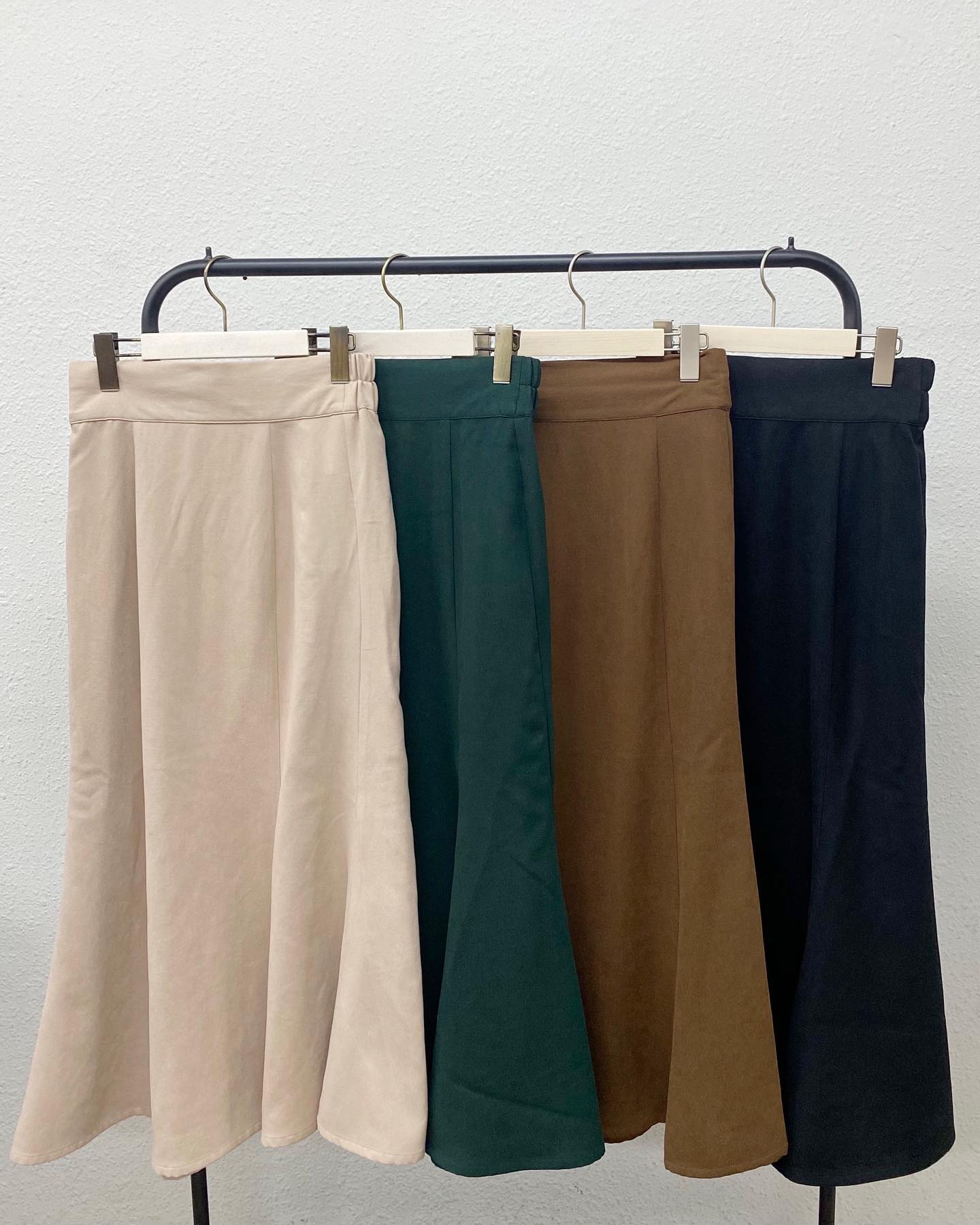 【new arrival】?RW256631T001ハイウエストマーメイドスカート▷¥3,190(税込)(店舗入荷中.オンライン近日入荷)white / brown / green / black#retrogirl_ootd #レトロガール #レトロガールコーデ #プチプラアイテム #プチプラファッション #プチプラコーデ #秋アイテム #秋カラー #マーメイドスカート #ハイウエスト #ハイウエストスカート #スカート #スカートコーデ