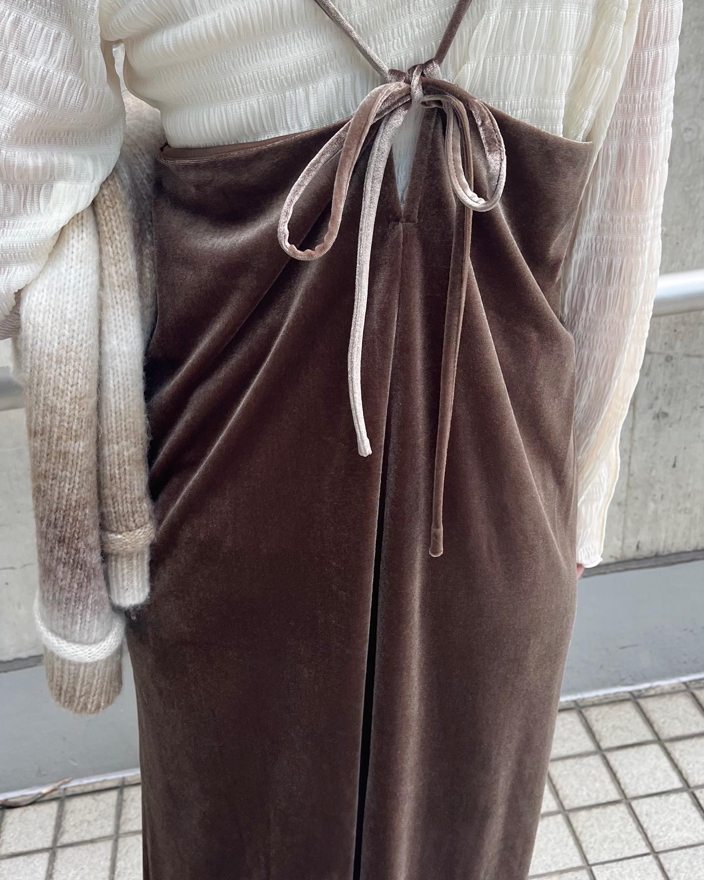 【new arrival】⁡?RW256422B001ﾍﾞﾛｱｷｬﾐﾜﾝﾋﾟ⁡▷¥3,850(税込)⁡(店舗今週入荷.ｵﾝﾗｲﾝ近日入荷)⁡⁡⁡⁡⁡white/ green / brown⁡姉妹ﾌﾞﾗﾝﾄﾞ@emsexcite 共通ｱｲﾃﾑ！⁡⁡⁡⁡⁡⁡#retrogirl_ootd #レトロガール #レトロガールコーデ #プチプラアイテム #プチプラファッション #プチプラコーデ  #秋アイテム　#秋カラー　#キャミワンピ#ワンピ　#ベロア　#ベロアキャミ