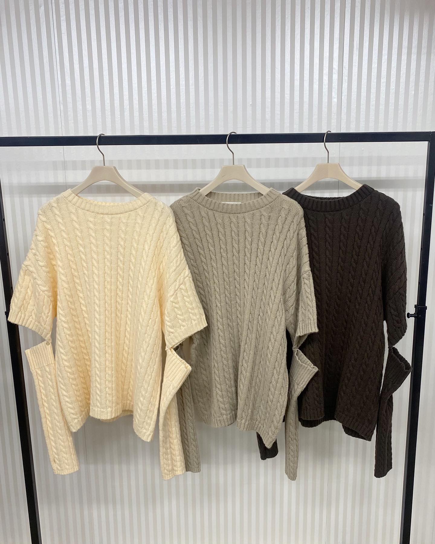 【 new arrival 】⁡⁡🏷️RW280011S001ｱｰﾑｳｫｰﾏｰ付きﾆｯﾄ ¥4,290（税込）⁡⁡white / gray / brown ⁡⁡（店舗入荷中/ｵﾝﾗｲﾝ近日入荷）⁡⁡⁡⁡#retrogirl_ootd #レトロガール #レトロガールコーデ #プチプラアイテム #プチプラファッション #プチプラコーデ  #秋アイテム　#秋カラー　#冬アイテム#冬カラー　#アームウォーマー　#ニット