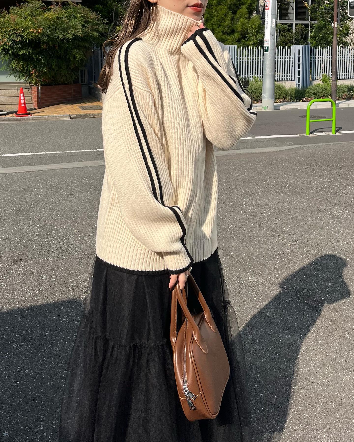⁡【 new arrival】⁡今年トレンドのラインデザインのカーディガン前はZIPになっているため、気分によって羽織りスタイルでも着用頂けます⁡⁡⁡?️RU357112T001ラインZIPカーデ　¥4,950（税込）⁡⁡écru / dark gray / black⁡⁡⁡⁡（店舗今週入荷.オンライン近日入荷）⁡⁡⁡⁡⁡#retrogirl_ootd #レトロガール #レトロガールコーデ #プチプラアイテム #プチプラファッション　#秋アイテム　#秋コーデ #2023aw #冬アイテム #冬コーデ#ハーフジップ#ニットアイテム#ニット#ニットコーデ#ライントップス#ラインニット#カーデ#カーディガン#カーディガンコーデ#ニットカーデ#お揃いコーデ#カジュアル#カジュアルコーデ#大人カジュアル#着回しアイテム#着回しコーデ