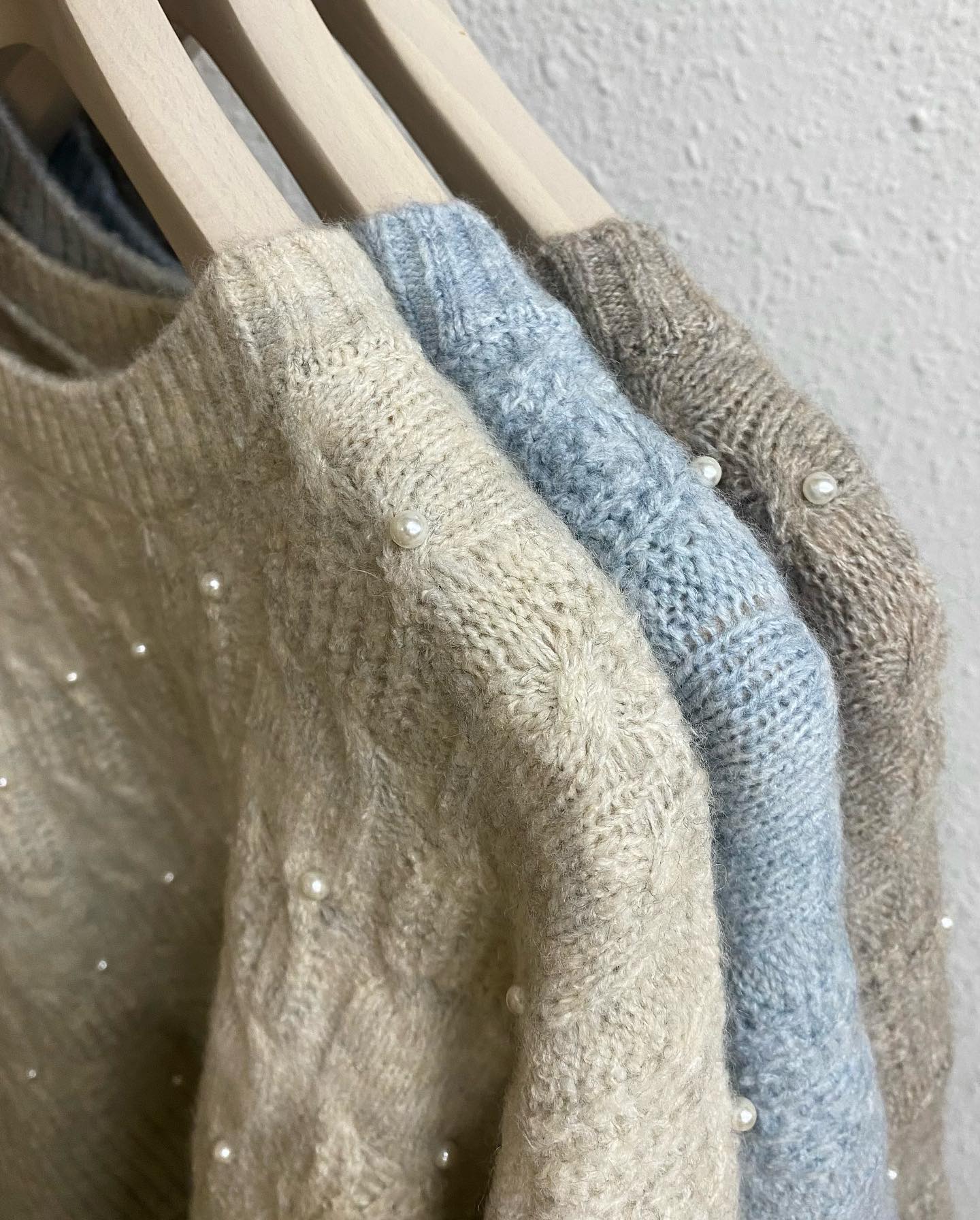 ⁡【 new arrival 】⁡トレンド感のあるパール付きニットプルオーバー淡いカラー展開で女の子らしいアイテムですガーリーにミニボトム合わせはもちろんカジュアルにパンツスタイルもオススメです⁡⁡⁡?️RW339412T003パール付ニットプルオーバー　¥3,850（税込）⁡⁡écru / blue / brown⁡⁡⁡⁡⁡⁡⁡⁡（店舗今週入荷.オンライン近日入荷)⁡⁡⁡⁡⁡⁡#retrogirl_ootd #レトロガール #レトロガールコーデ #プチプラアイテム #プチプラファッション#秋アイテム#秋コーデ #2023aw #冬アイテム#冬コーデ#ニット#ニットプルオーバー#パールアイテム#ニットアイテム#ニットコーデ#お揃いコーデ#ゆるコーデ#着回しアイテム#着回しコーデ#カジュアルコーデ#大人カジュアル#カジュアル