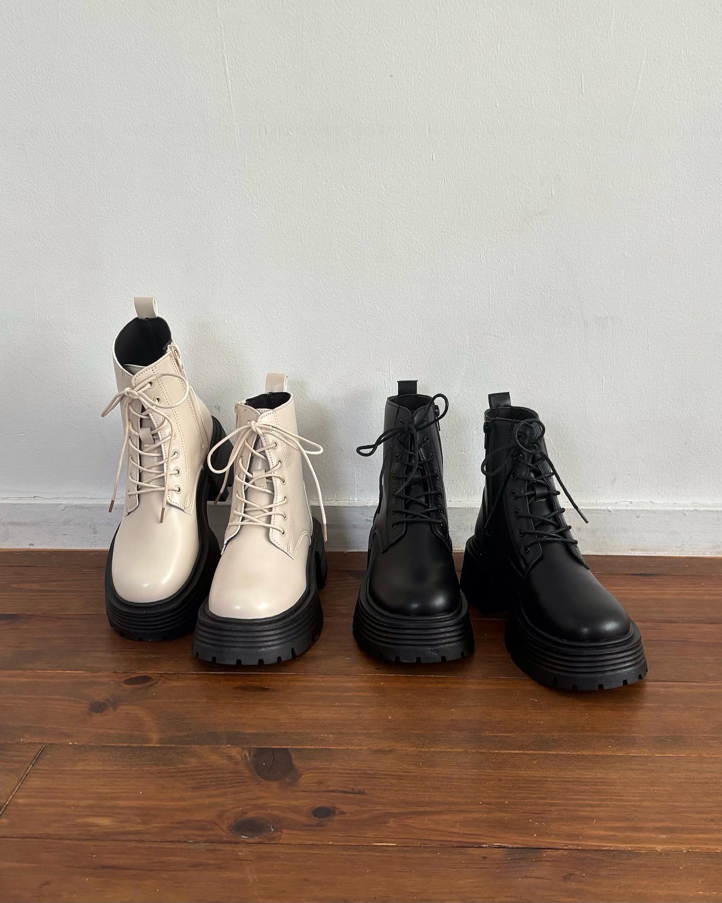 ⁡【 new arrival 】⁡ソールが厚底デザインのレースアップブーツ合わせやすいカラー展開となっておりテイスト問わず着用頂けるアイテムです⁡?️RA456442B001厚底レースアップブーツ　¥3,850（税込）⁡⁡white / black⁡⁡⁡（店舗今週入荷.オンライン近日入荷）⁡⁡⁡⁡⁡⁡⁡⁡⁡⁡⁡#retrogirl_ootd #レトロガール #レトロガールコーデ #プチプラアイテム #プチプラファッション#秋アイテム#秋コーデ #2023aw #冬アイテム#冬コーデ#ブーツ#ブーツコーデ#厚底ブーツ#着回しアイテム#着回しコーデ#カジュアルコーデ#大人カジュアル#カジュアル
