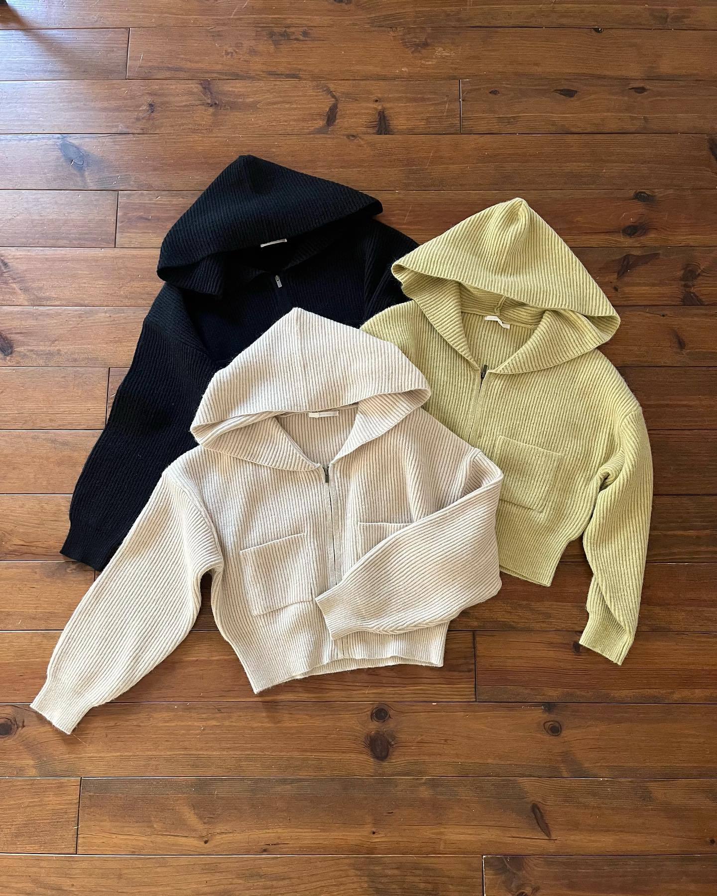 ⁡【 new arrival 】⁡大人気アイテムのZIPカーデに新たなデザインで登場フーディー付のカーディガンで組み合わせによって色んなテイストで着用いただけます♡⁡⁡⁡⁡?️RU339412T001フーディーZIPカーデ　¥4,290（税込）⁡⁡écru / yellow / black⁡⁡⁡（店舗今週入荷.オンライン近日入荷）⁡⁡⁡⁡⁡⁡⁡⁡⁡⁡⁡#retrogirl_ootd #レトロガール #レトロガールコーデ #プチプラアイテム #プチプラファッション#秋アイテム#秋コーデ #2023aw #冬アイテム#冬コーデ#ニットコーデ#ニット#ニットアイテム#カラーニット#カーデ#カーディガン#カーディガンコーデ#着回しアイテム#着回しコーデ#カジュアルコーデ#大人カジュアル#カジュアル