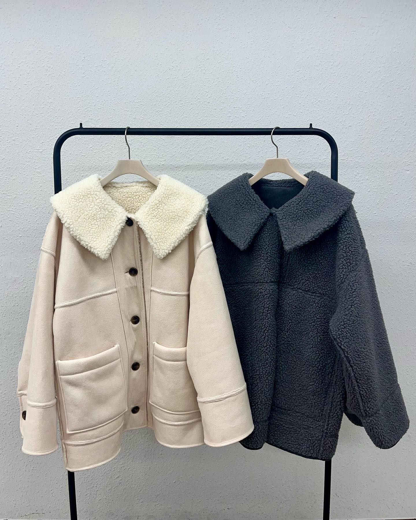⁡【 new arrival 】⁡冬にぴったりなムートンジャケットリバーシブルのアイテムとなっておりますムートン素材が冬らしくテイスト問わず着用頂けるアウターです⁡⁡?️RW356621T002BIGムートンジャケット　¥8,690（税込）⁡écru / charcoal⁡⁡⁡⁡（店舗今週入荷.オンライン近日入荷）⁡⁡⁡⁡⁡⁡⁡⁡⁡⁡⁡#retrogirl_ootd #レトロガール #レトロガールコーデ #プチプラアイテム #プチプラファッション#秋アイテム#秋コーデ #2023aw #冬アイテム#冬コーデ#冬アウター#アウター#アウターコーデ#ムートンコート#着回しアイテム#着回しコーデ#カジュアルコーデ#大人カジュアル#カジュアル